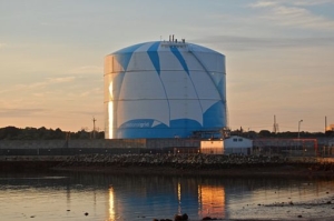 A liquefied natural gas storage facility in Massachusetts. By Fletcher6 (Own work) [CC BY-SA 3.0 (http://creativecommons.org/licenses/by-sa/3.0) or GFDL (http://www.gnu.org/copyleft/fdl.html)], via Wikimedia Commons