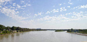 The Yellowstone River near Glendive, Montana, as seen from Interstate 90. By Tim Evanson [CC BY-SA 2.0], via Wikimedia Commons
